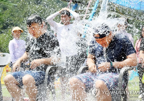 평창군이 지난달 28일부터 6일까지 강원 평창군 대화면 일원에서 2023 평창더위사냥축제를 개최했다고 6일 밝혔다. 사진은 2023 평창더위사냥축제를 찾은 방문객들이 냉천수 물 폭탄을 맞는 모습. [평창군 제공=연합뉴스]